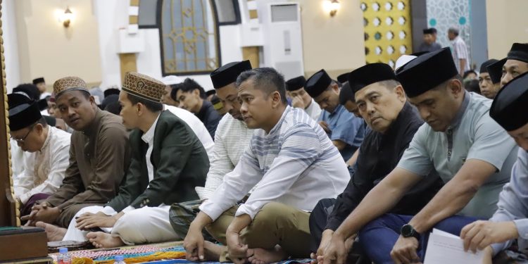 Kapolres Pinrang Silaturahmi dan Shalat Tarawih Bersama Dengan Bupati dan Forkopimda