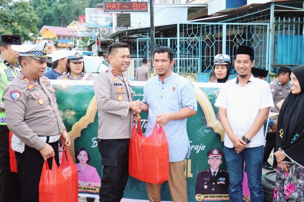 Kapolres Tana Toraja Bagi Takjil di Masjid Baiturrahman Makale