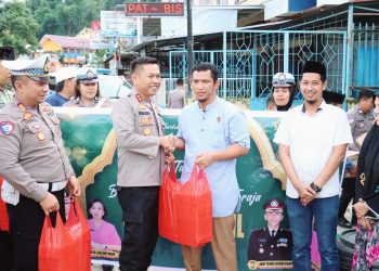 Kapolres Tana Toraja Bagi Takjil di Masjid Baiturrahman Makale