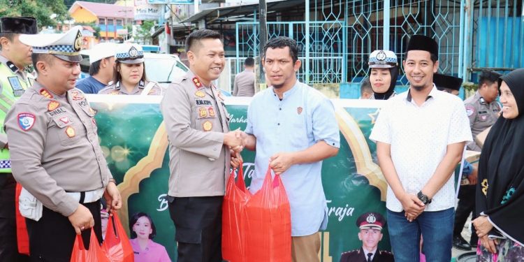 Kapolres Tana Toraja Bagi Takjil di Masjid Baiturrahman Makale