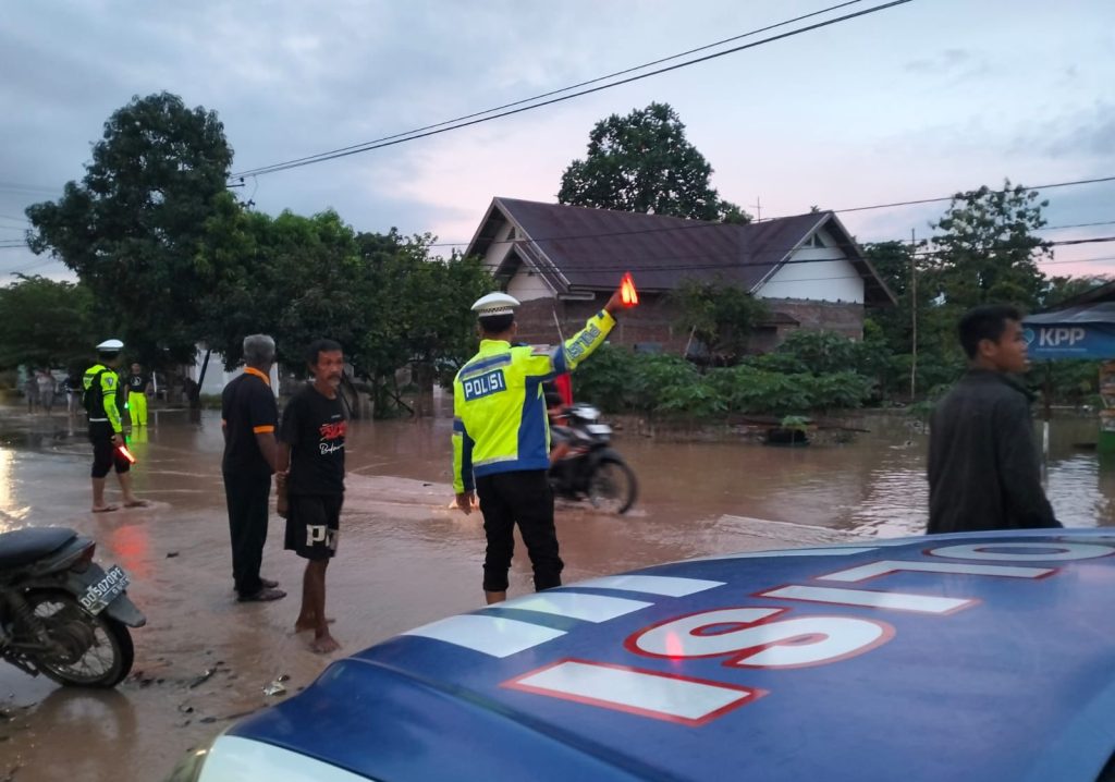 Satlantas Polres Luwu Atur Lalu Lintas dan Bantu Evakuasi Warga di Lokasi Banjir