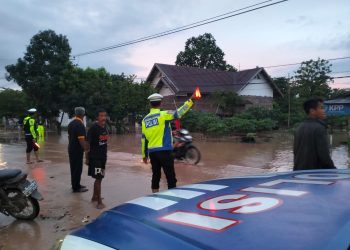 Satlantas Polres Luwu Atur Lalu Lintas dan Bantu Evakuasi Warga di Lokasi Banjir