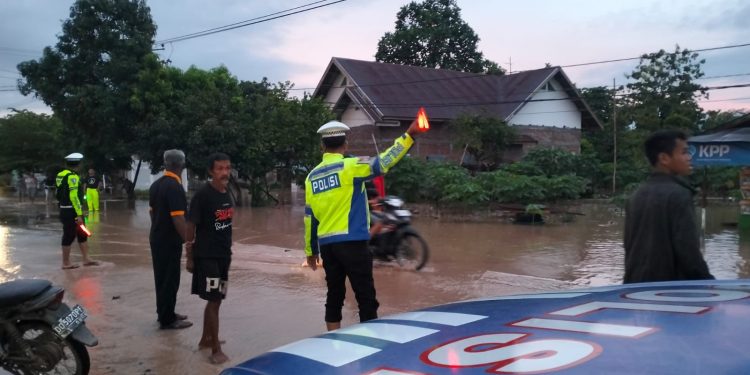 Satlantas Polres Luwu Atur Lalu Lintas dan Bantu Evakuasi Warga di Lokasi Banjir
