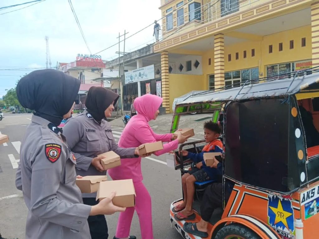 Personel Polres Sidrap bersama Pengurus Bhayangkari Bagi Takjil ke Masyarakat