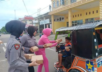 Personel Polres Sidrap bersama Pengurus Bhayangkari Bagi Takjil ke Masyarakat