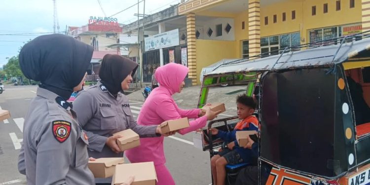 Personel Polres Sidrap bersama Pengurus Bhayangkari Bagi Takjil ke Masyarakat