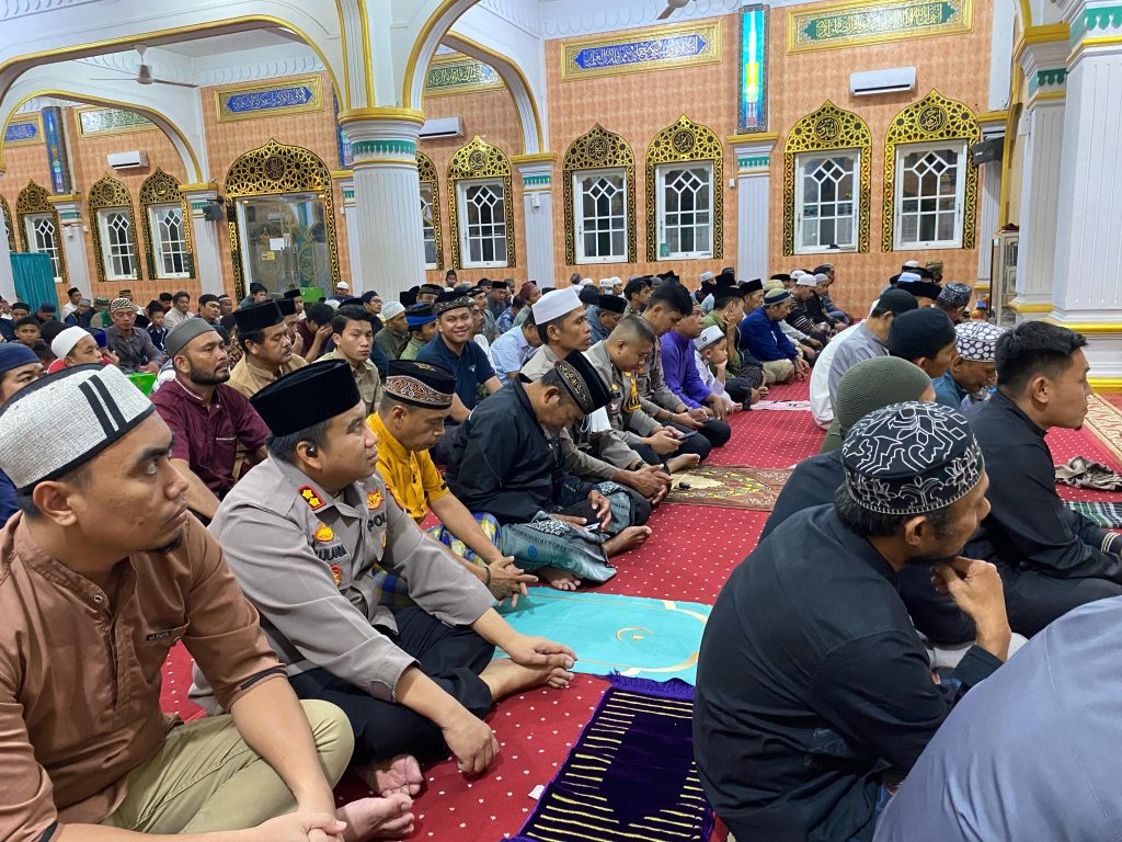 Kapolres Toraja Utara Gelar Tarawih Keliling di Masjid Agung Rantepao