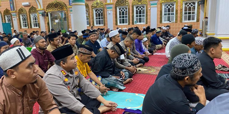 Kapolres Toraja Utara Gelar Tarawih Keliling di Masjid Agung Rantepao