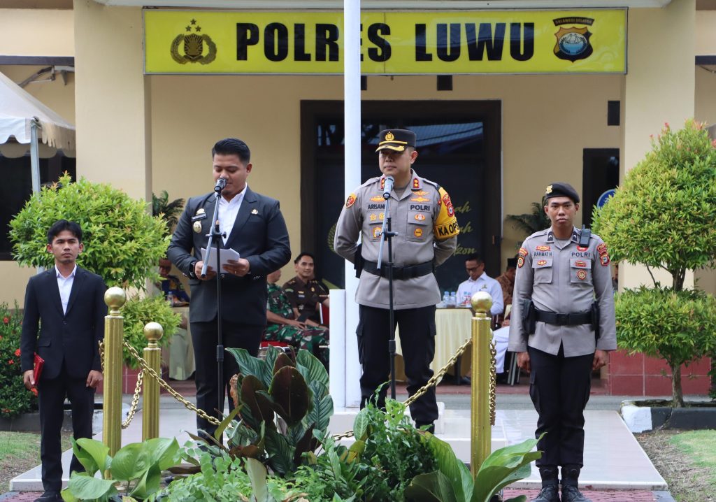 Wakil Bupati - Kapolres Luwu Pimpin Apel Gelar Pasukan Ops Ketupat Dalam Rangka Pam Mudik 