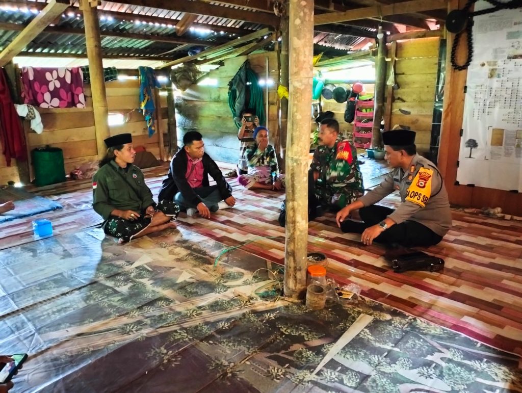 Kapolsek Tompobulu Polres Maros Datangi Rumah Pimpinan Aliran Sesat Tarekat Ana Loloa