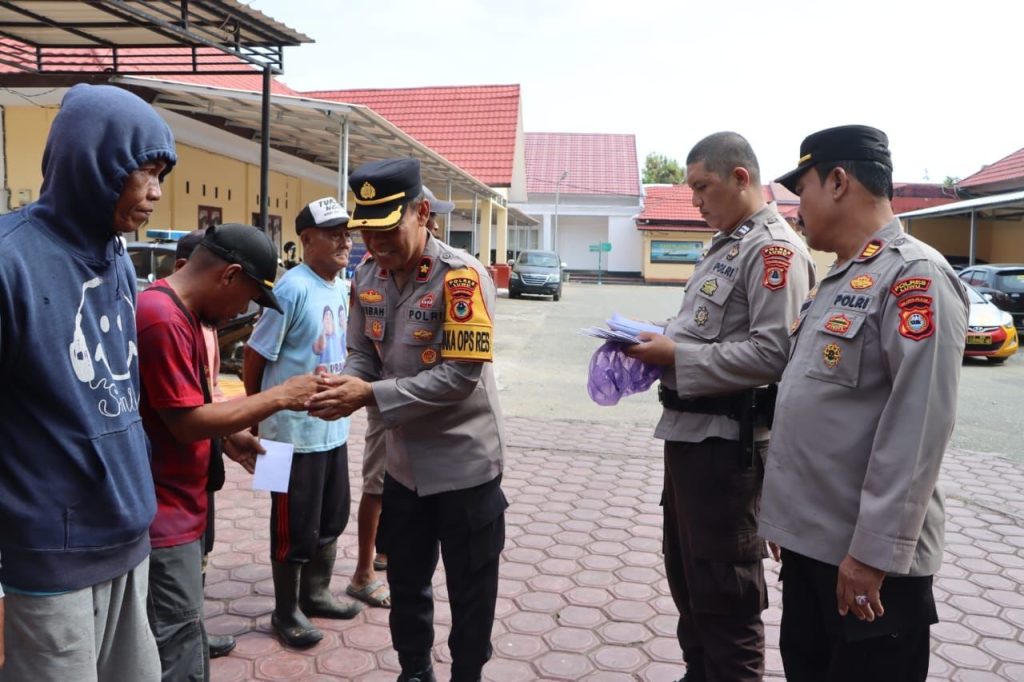 Waka Polres Luwu Salurkan Zakat Fitrah Kepada Para Cleaning Service dan Pekerja Harian