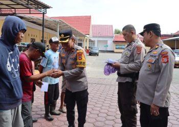 Waka Polres Luwu Salurkan Zakat Fitrah Kepada Para Cleaning Service dan Pekerja Harian