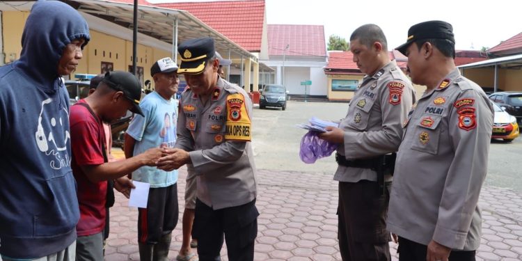Waka Polres Luwu Salurkan Zakat Fitrah Kepada Para Cleaning Service dan Pekerja Harian