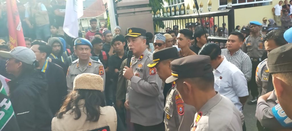 Personel Polres Bone Hadapi Pengunjuk Rasa Dari Mahasiswa dan Forbes Dengan Humanis