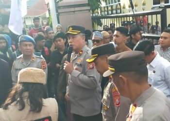 Personel Polres Bone Hadapi Pengunjuk Rasa Dari Mahasiswa dan Forbes Dengan Humanis