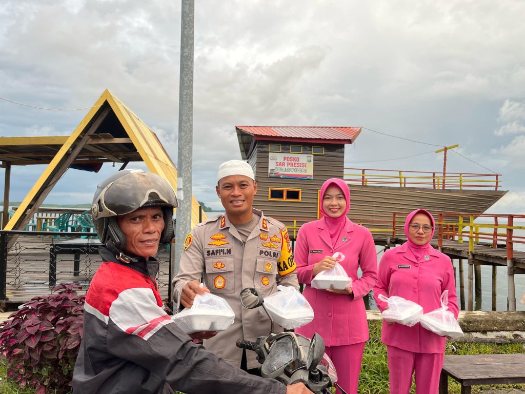 Kapolres Palopo bersama Ketua Bhayangkari Bagi Takjil ke Masyarakat