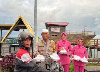 Kapolres Palopo bersama Ketua Bhayangkari Bagi Takjil ke Masyarakat