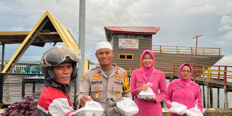 Kapolres Palopo bersama Ketua Bhayangkari Bagi Takjil ke Masyarakat