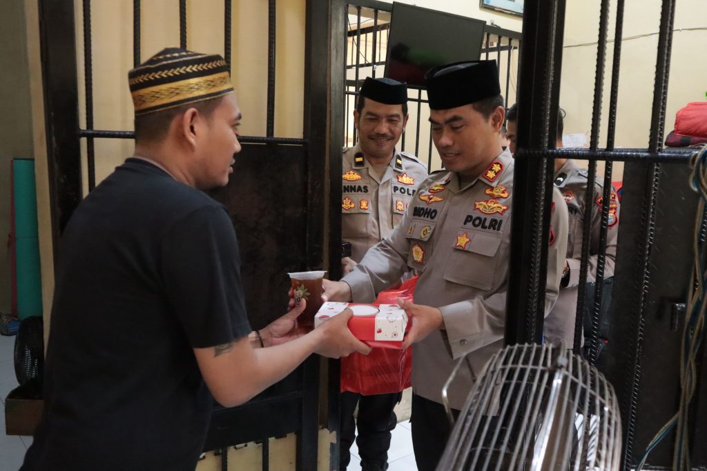 Kapolres Wajo Bagi Takjil dan Beri Motivasi kepada Para Tahanan di Sat Tahti