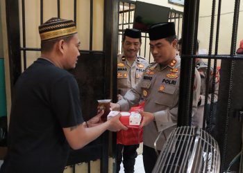 Kapolres Wajo Bagi Takjil dan Beri Motivasi kepada Para Tahanan di Sat Tahti
