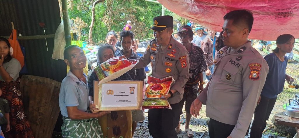 Peduli Sesama, Personel Polsek Saluputti Polres Tator Beri Bantuan ke Korban Kebakaran 