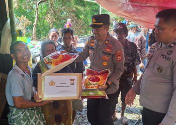 Peduli Sesama, Personel Polsek Saluputti Polres Tator Beri Bantuan ke Korban Kebakaran 