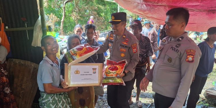 Peduli Sesama, Personel Polsek Saluputti Polres Tator Beri Bantuan ke Korban Kebakaran 