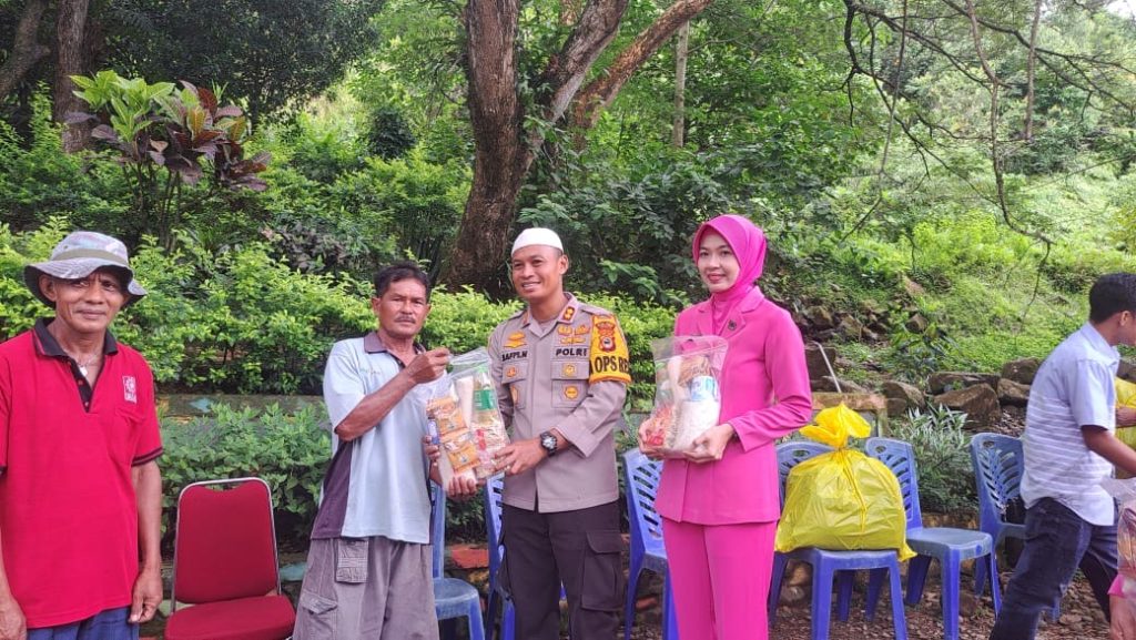Kapolres Palopo bersama Bhayangkari dan Personel Beri Sembako ke Pekerja di TPA