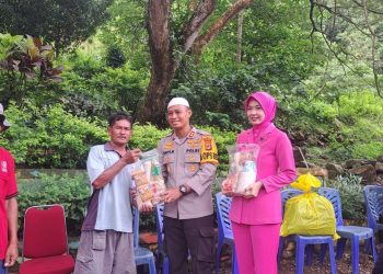 Kapolres Palopo bersama Bhayangkari dan Personel Beri Sembako ke Pekerja di TPA