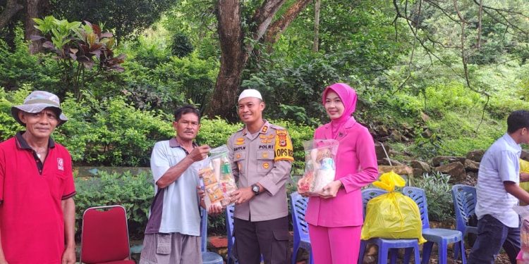 Kapolres Palopo bersama Bhayangkari dan Personel Beri Sembako ke Pekerja di TPA