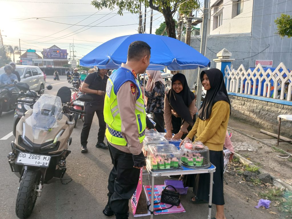 Kapolres Maros Lakukan Patroli di Pasar Ramadhan Sekaligus Berburu Takjil