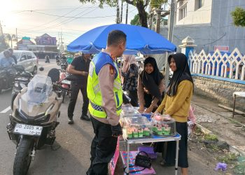 Kapolres Maros Lakukan Patroli di Pasar Ramadhan Sekaligus Berburu Takjil