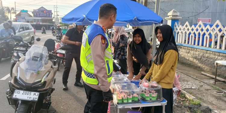Kapolres Maros Lakukan Patroli di Pasar Ramadhan Sekaligus Berburu Takjil
