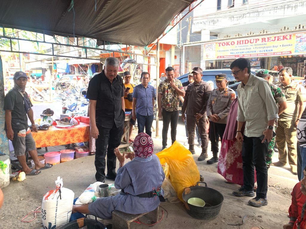 Bupati bersama Kapolres Pinrang dan Forkopimda Pantau Harga Sembako di Pasar Sentral