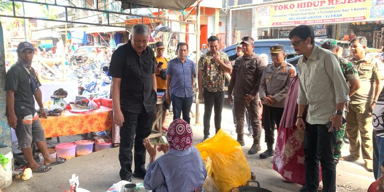 Bupati bersama Kapolres Pinrang dan Forkopimda Pantau Harga Sembako di Pasar Sentral