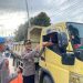 Kapolres Mamasa Bagikan Takjil kepada Pengendara dan Masyarakat Sekitar