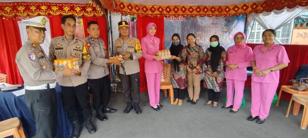 Kapolres Palopo Bersama Ketua Bhayangkari Cek Pos Ops Ketupat Sekaligus Bagi Bingkisan ke Petugas
