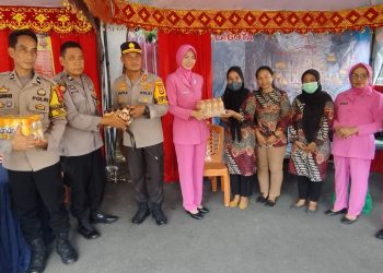 Kapolres Palopo Bersama Ketua Bhayangkari Cek Pos Ops Ketupat Sekaligus Bagi Bingkisan ke Petugas