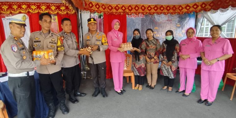 Kapolres Palopo Bersama Ketua Bhayangkari Cek Pos Ops Ketupat Sekaligus Bagi Bingkisan ke Petugas