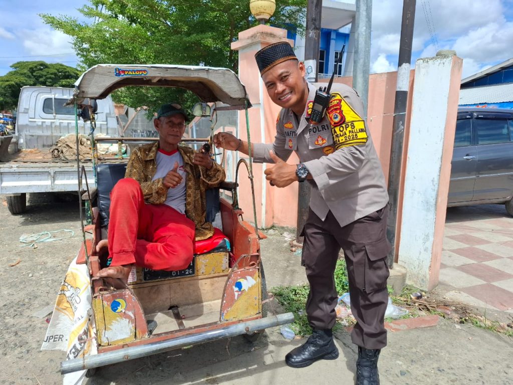 Kapolres Palopo Pantau Harga Sembako di Pasar Andi Tadda Sekaligus Bagi Tasbih ke Masyarakat