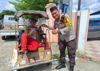 Kapolres Palopo Pantau Harga Sembako di Pasar Andi Tadda Sekaligus Bagi Tasbih ke Masyarakat