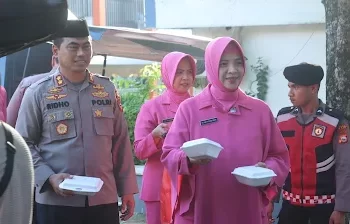 Kapolres Wajo Bersama Ketua Bhayangkari dan PJU Bagi Takjil Kepada Pengguna Jalan