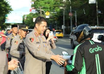 Kapolrestabes Makassar bersama Polwan Bagi Takjil kepada Para Pengendara