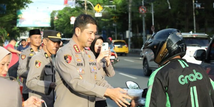 Kapolrestabes Makassar bersama Polwan Bagi Takjil kepada Para Pengendara