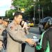 Kapolrestabes Makassar bersama Polwan Bagi Takjil kepada Para Pengendara