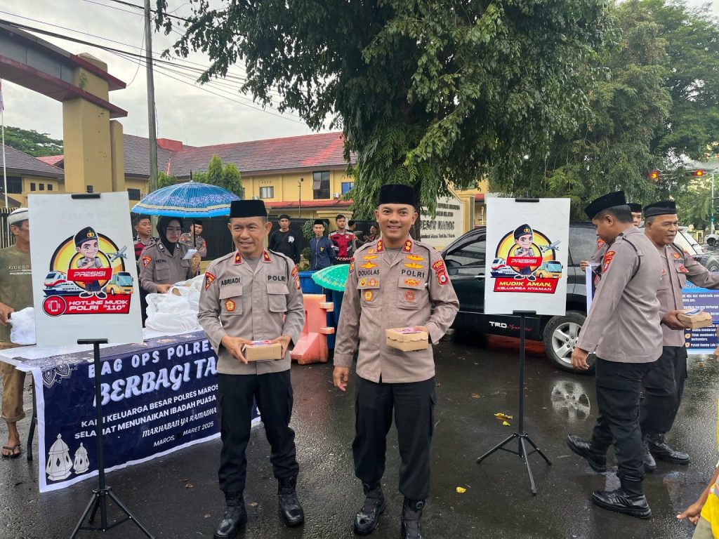 Dibawah Guyuran Hujan, Kapolres Maros Tetap Bagi Takjil ke Masyarakat