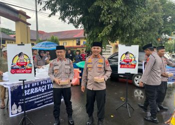 Dibawah Guyuran Hujan, Kapolres Maros Tetap Bagi Takjil ke Masyarakat