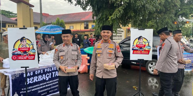 Dibawah Guyuran Hujan, Kapolres Maros Tetap Bagi Takjil ke Masyarakat