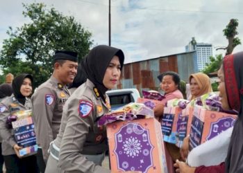 Kasubdit Regident Ditlantas Polda Sulsel bersama Kasi BPKB Pimpin Pembagian 100 Paket Sembako ke Masyarakat