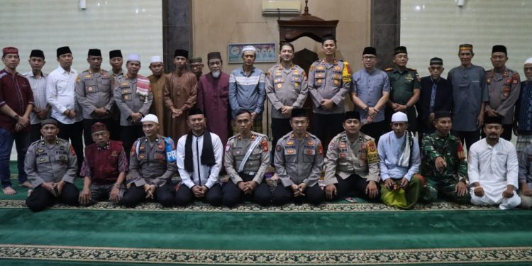 Kapolrestabes Makassar bersama PJU Safari Ramadhan di Masjid Mu Min Sungai Saddang Baru